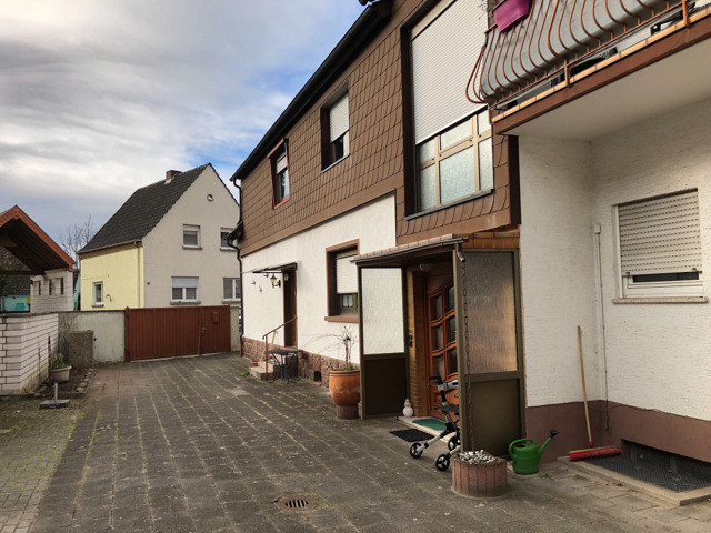 Thumbnail-Einfamilienhaus mit großem Anbau