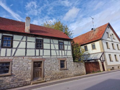 Thumbnail-Einfamilienhaus mit bezauberndem Charme, weiteres kl. Einfamilienhaus, Innenhof, Scheune, Garten und Garagen in 97535 Wasserlosen-Burghausen, von Würzburg 28 Minuten entfernt (ID 10210)