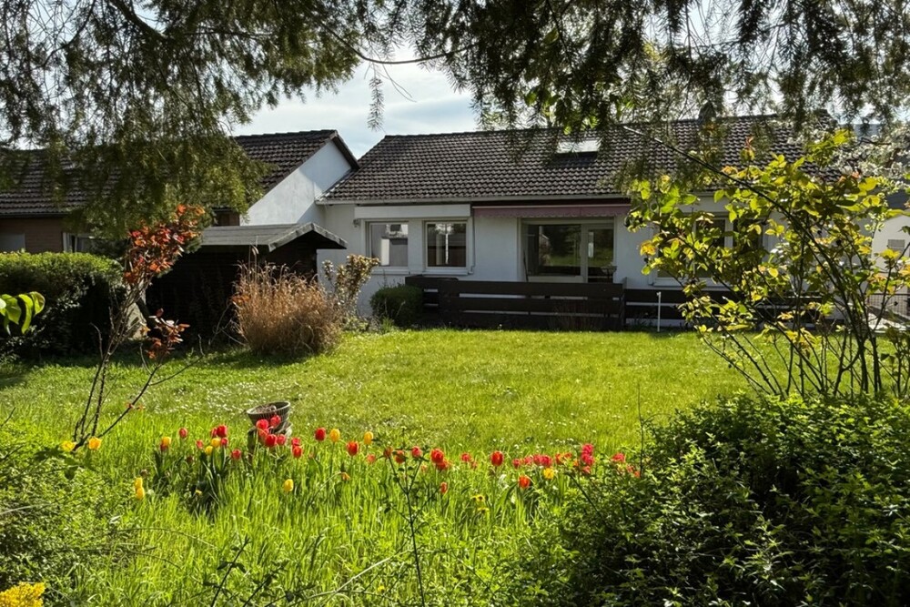 Thumbnail-Schwalbach: Ruhig wohnen am Grüngürtel – Bungalow mit großem Garten und vielseitigem Raumangebot