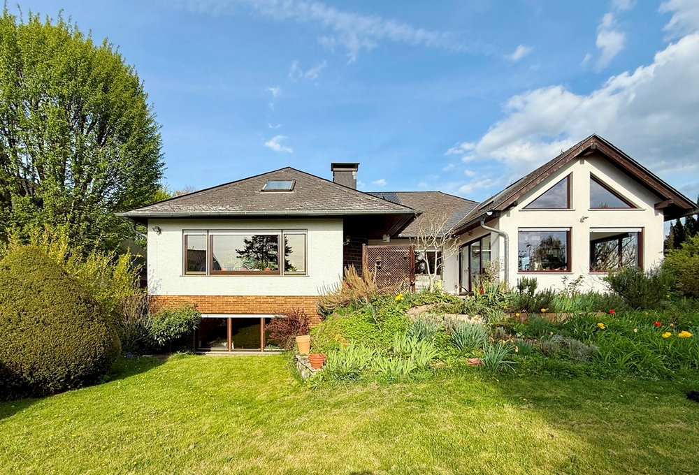 Thumbnail-Frankfurt-Nieder-Erlenbach: Einmalige Lage! Großzügiges Villenanwesen am Bebauungsrand