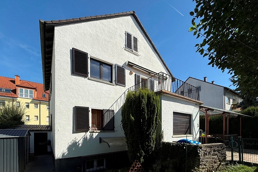 Thumbnail-Eschborn: 2,5-Zimmer-Wohnung mit Gartenanteil in kleiner Wohneinheit und citynaher Lage