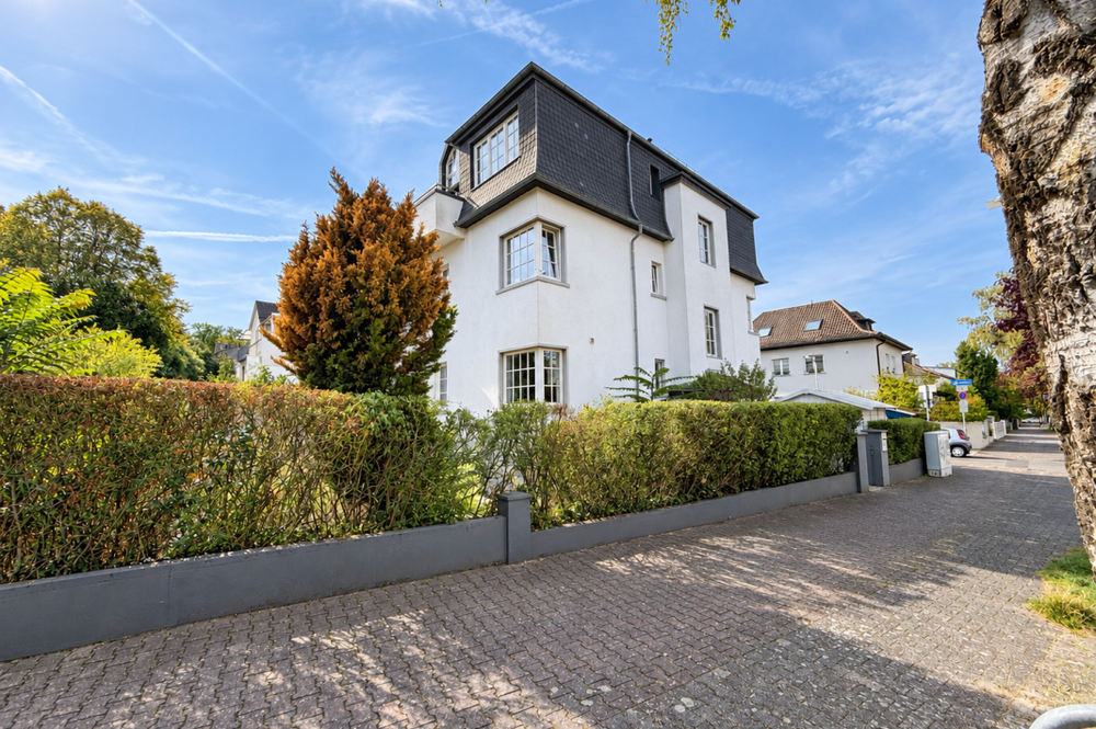 Thumbnail-Frankfurt-Niederrad: Großzügige Altbau-Mainsonettewohnung in bester Villenlage!