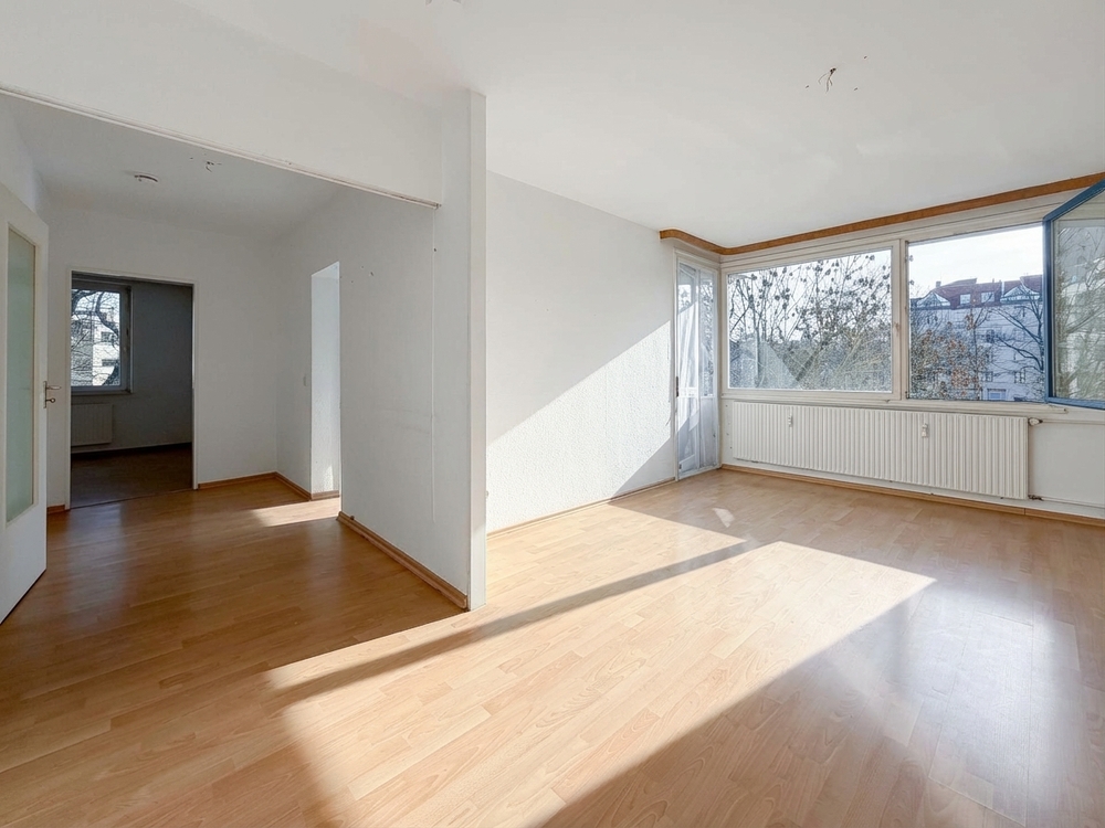 Thumbnail-Helle 2-Zimmer-Wohnung mit Balkon und Blick auf den Fürstenplatz - Westend inkl. TG-Stellplatz