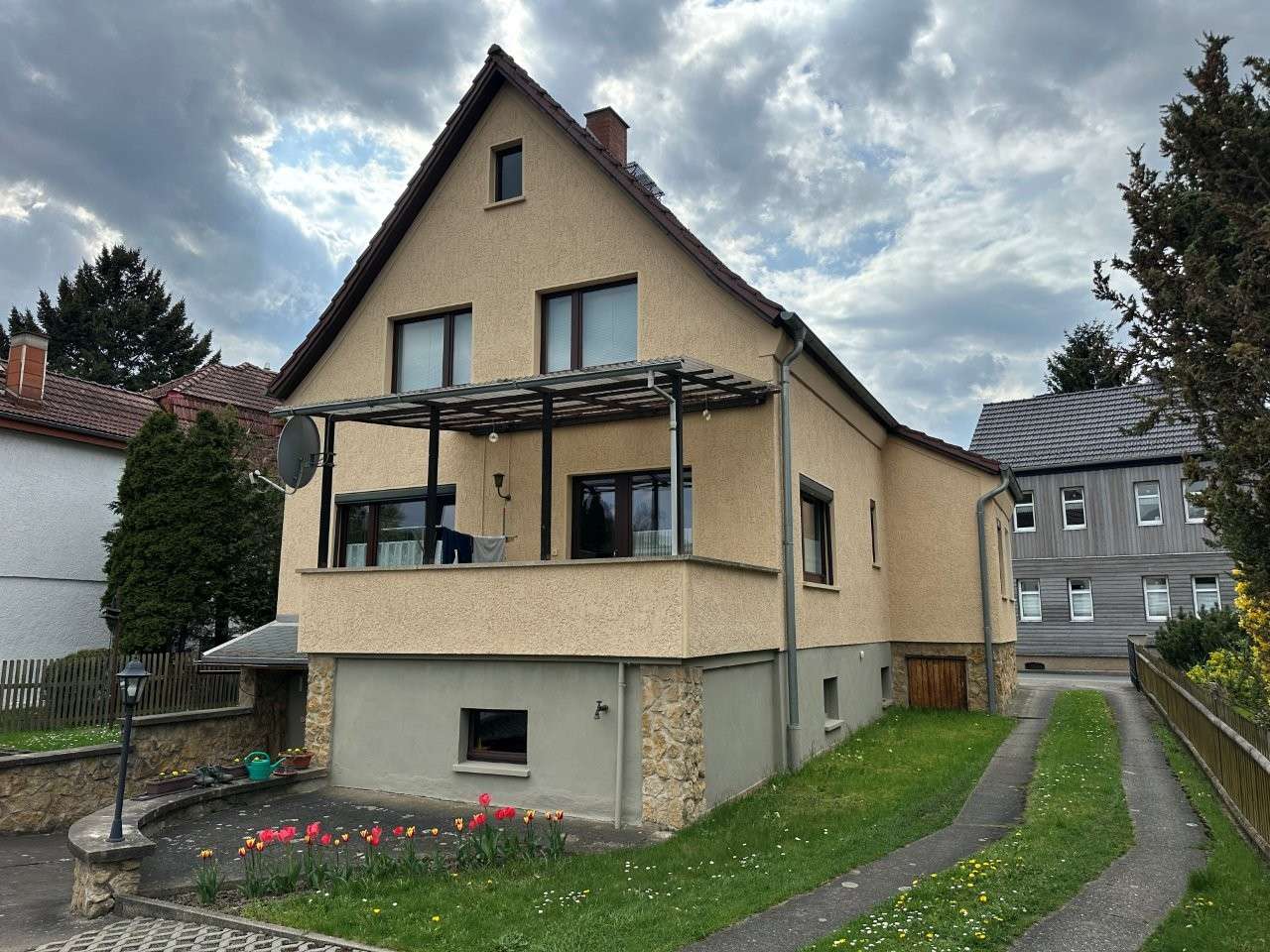 Thumbnail-Teilsaniertes Einfamilienhaus mit großem Grundstück