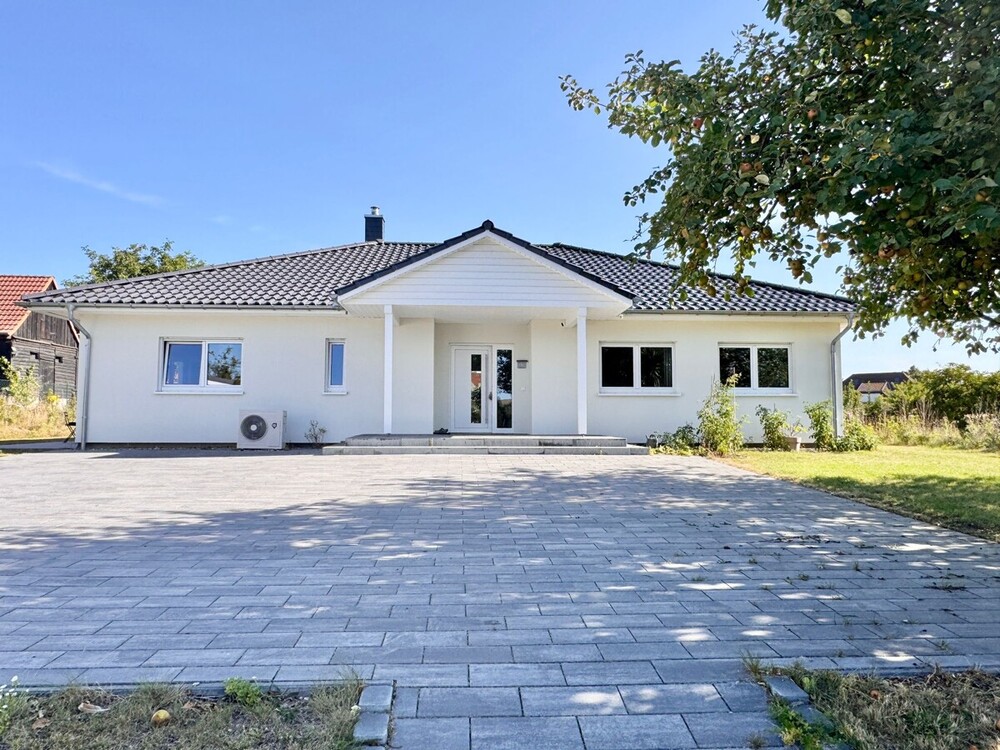 Thumbnail-Jetzt Miete möglich! Winkelbungalow 5 km bis Neubrandenburg, Baujahr 2022, Doppelgarage, EBK,Carport