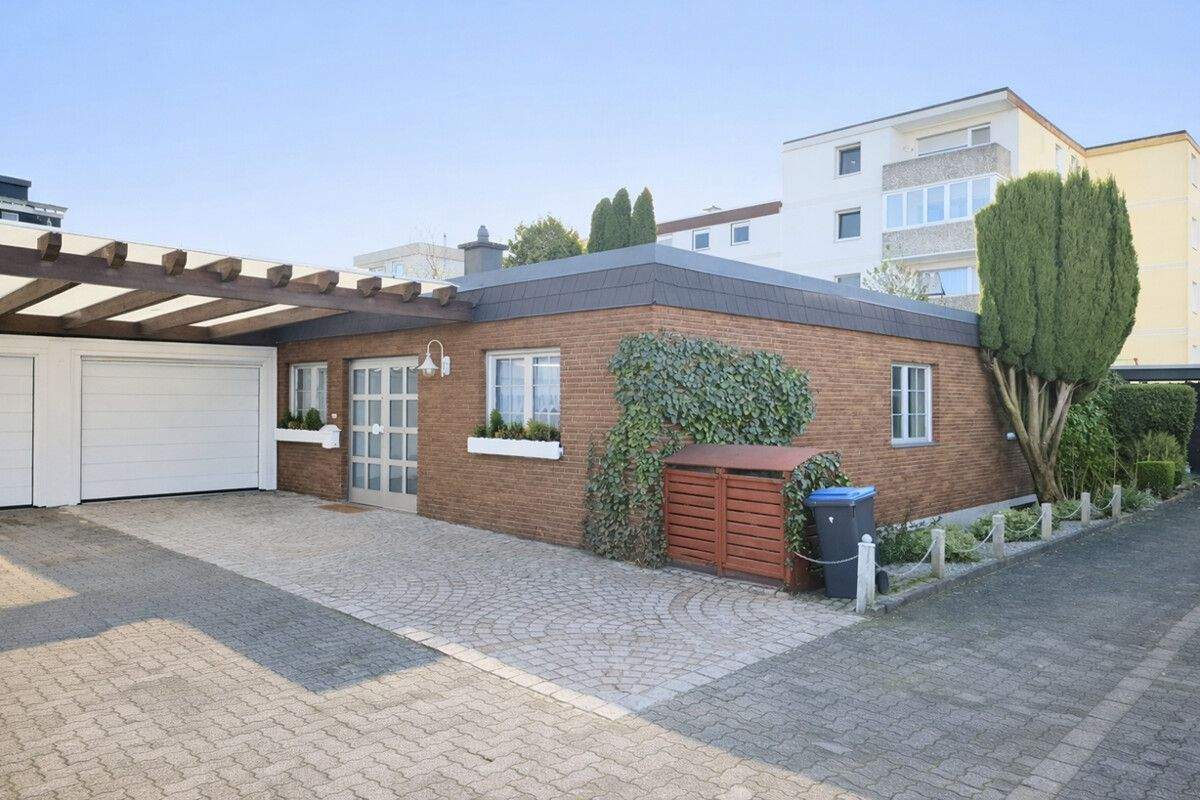 Thumbnail-Einseitig angebauter, teilunterkellerter Bungalow mit Garage in ruhigem Stichweg auf Kaufgrundstück.
