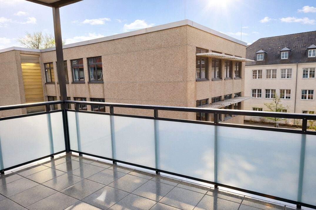 Thumbnail-Helle, großzügige Wohnung in einem gepflegten Wohn- und Geschäftshaus.