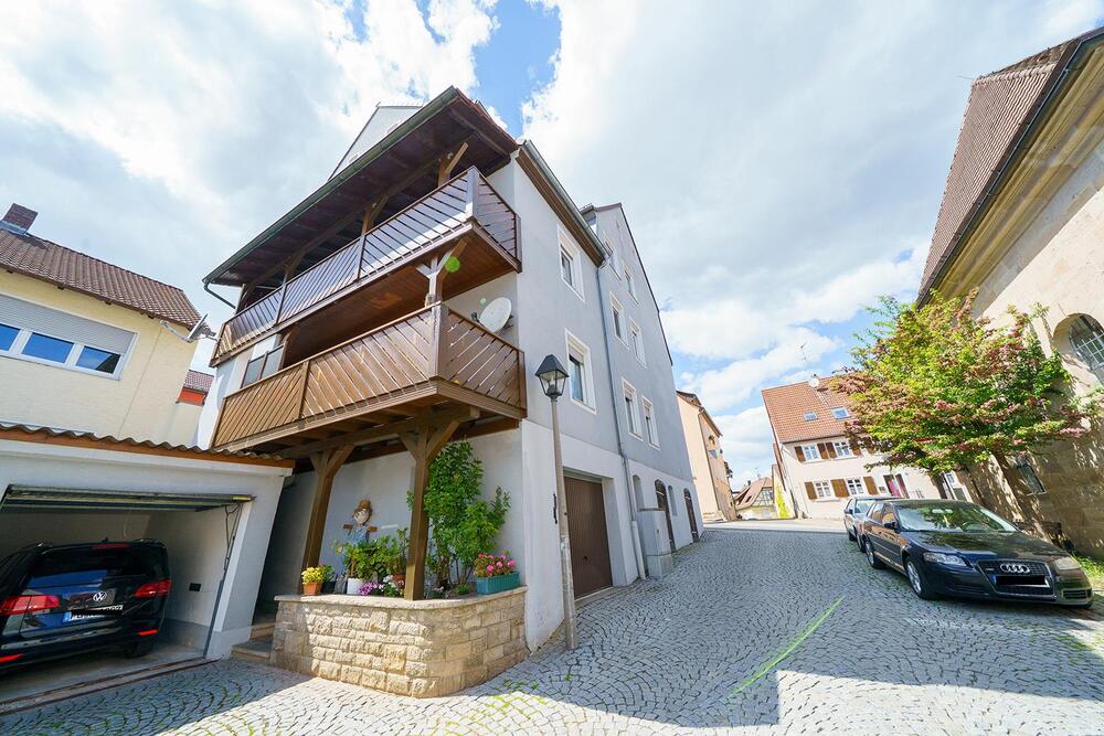 Thumbnail-Gepflegtes Vierparteienwohnhaus zzgl. Garagen und Gewerbeeinheit!