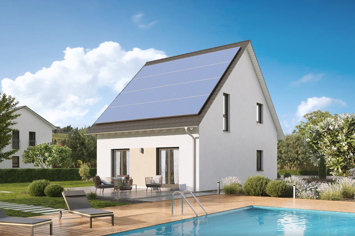 Gartenansicht mit Satteldach und PV-Anlage